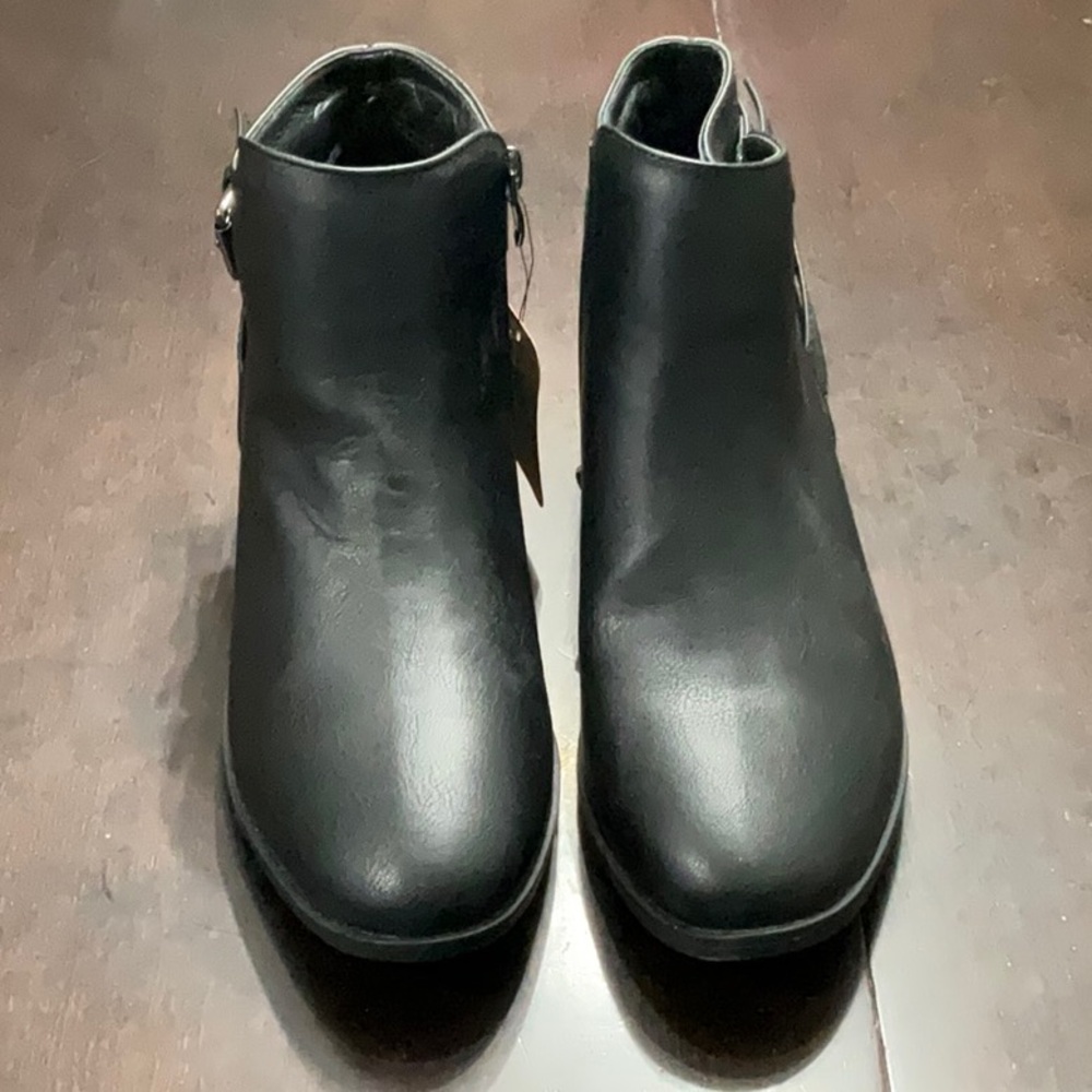 NWT - Vepose New York Black booties